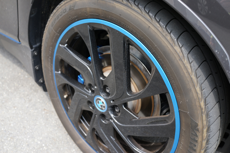BMW i3のタイヤ清掃。表面に張り付いたブレーキダストを除去して元の輝きを復元