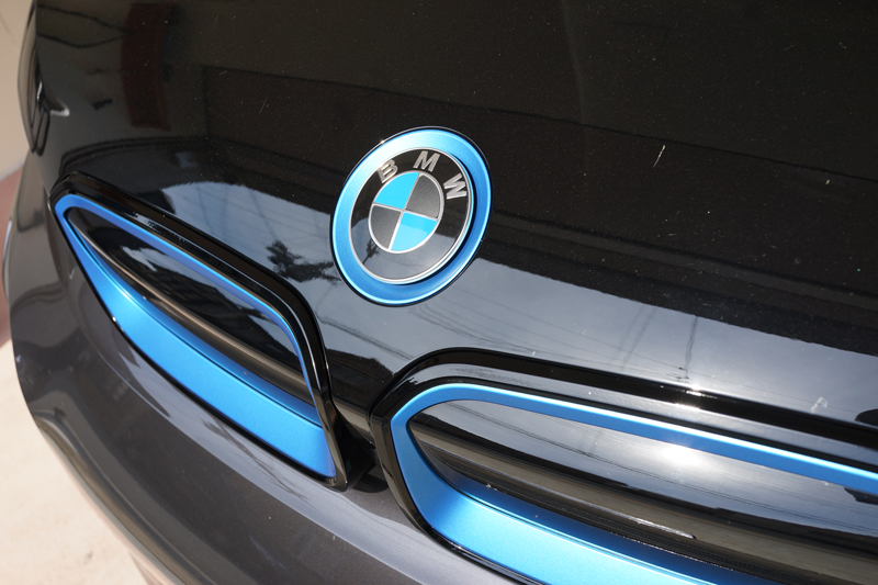 BMW i3のキドニーグリルをブラックに塗装してみた。顔面が引き締まっていい感じ