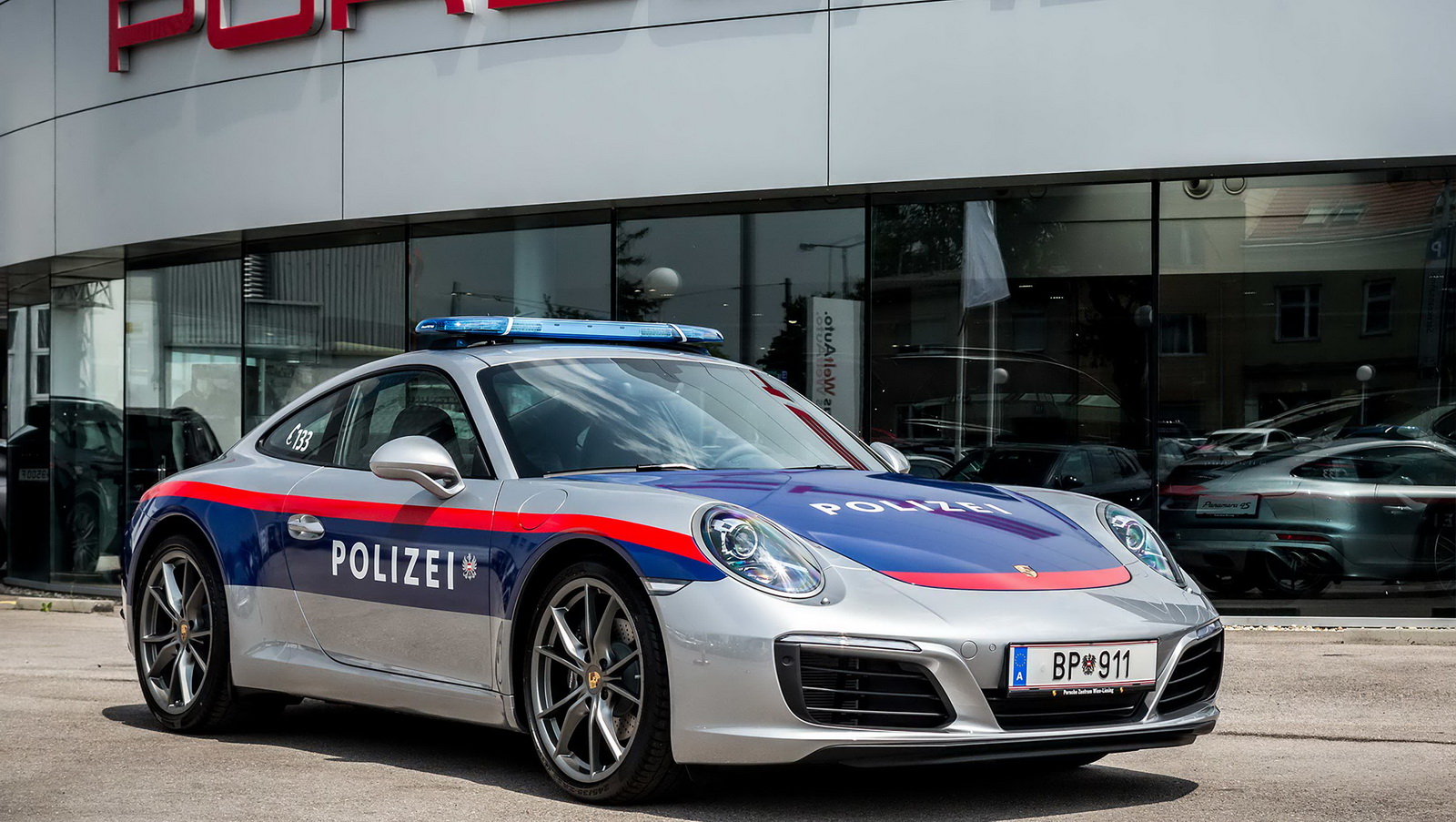 オーストリア警察にポルシェ911が納車。1960年代から911はパトカーとして活躍