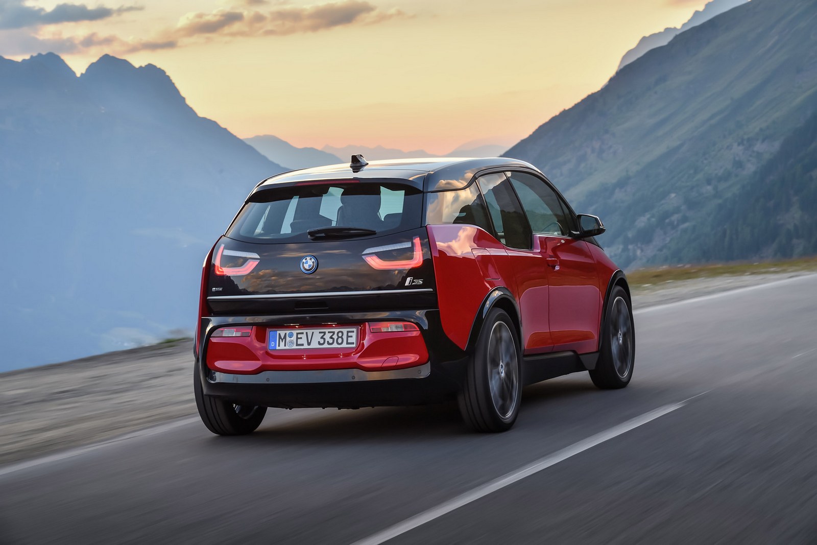 BMWが”i2”発売とのウワサ。メルセデス・ベンツと共同開発の廉価版プラットフォームを採用し「可能な限り安く」販売して盛り返しを図る
