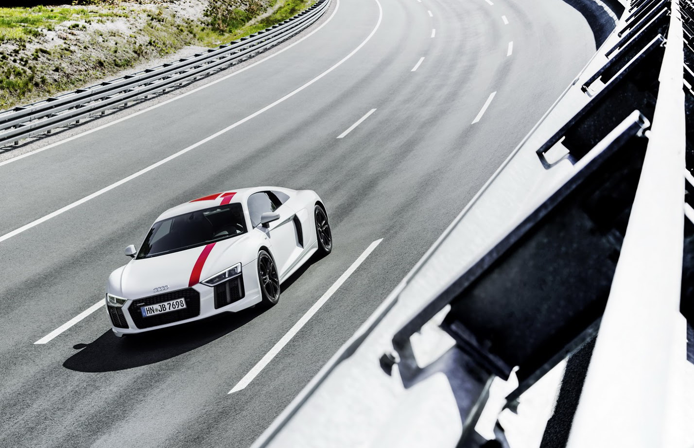 アウディがR8改良版に「後輪駆動モデル」投入？なぜクワトロ（4WD）が得意なアウディがMRを？