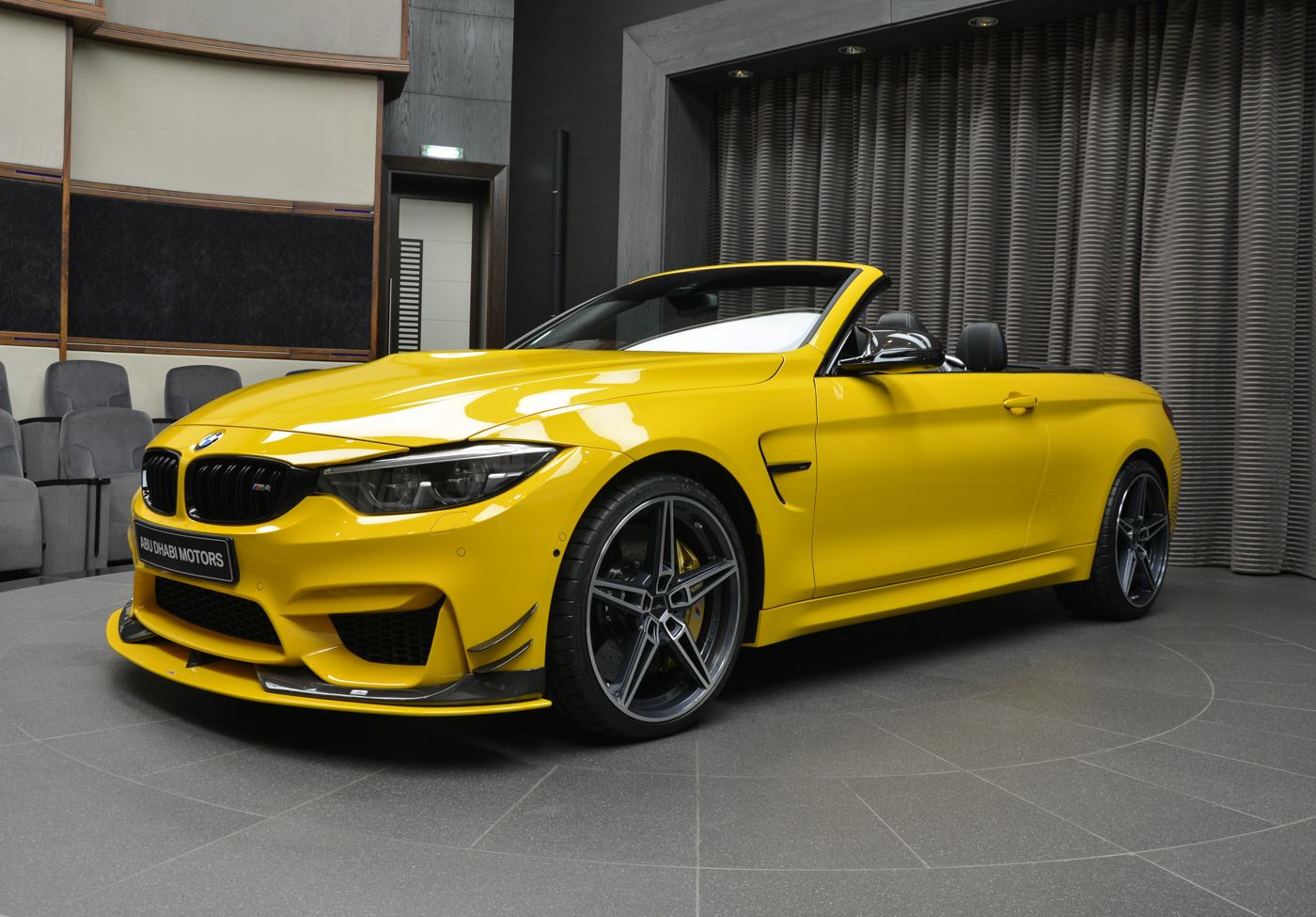 BMWアブダビがポルシェ純正色「スピードイエロー」にカスタムされたM4コンバーチブル公開