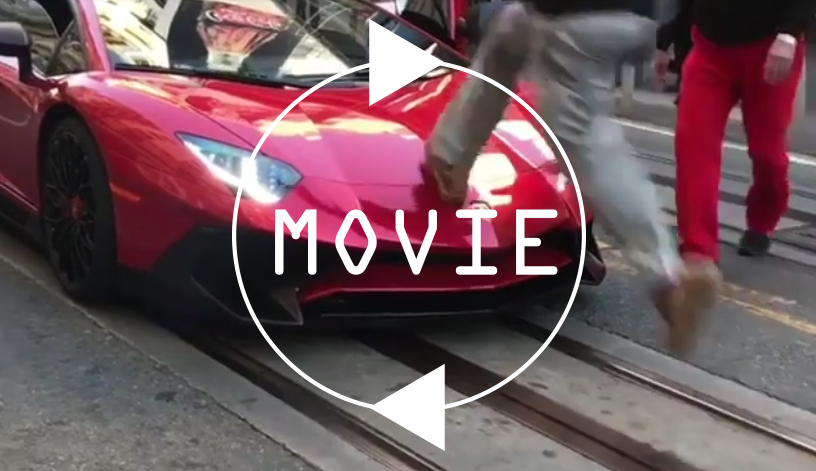 衝撃！ランボルギーニの上に飛び乗って「フロントからリアまで」踏みつけ走る男が登場。いったいなぜ？