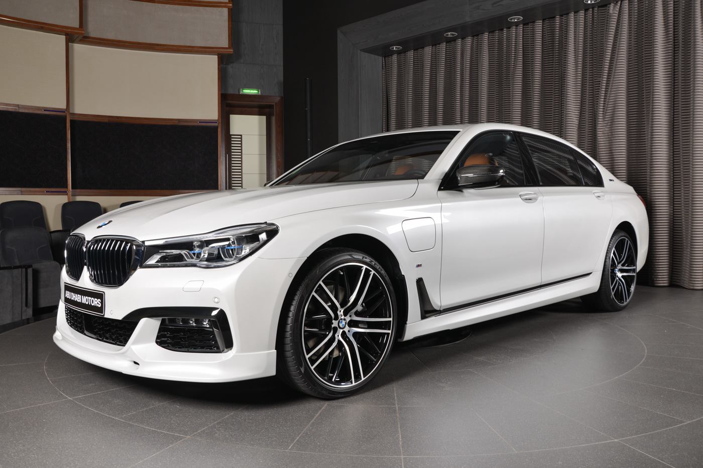 BMWアブダビより、珍しくホワイトのBMW740Le。内装は上品なブラウンでセレブ風