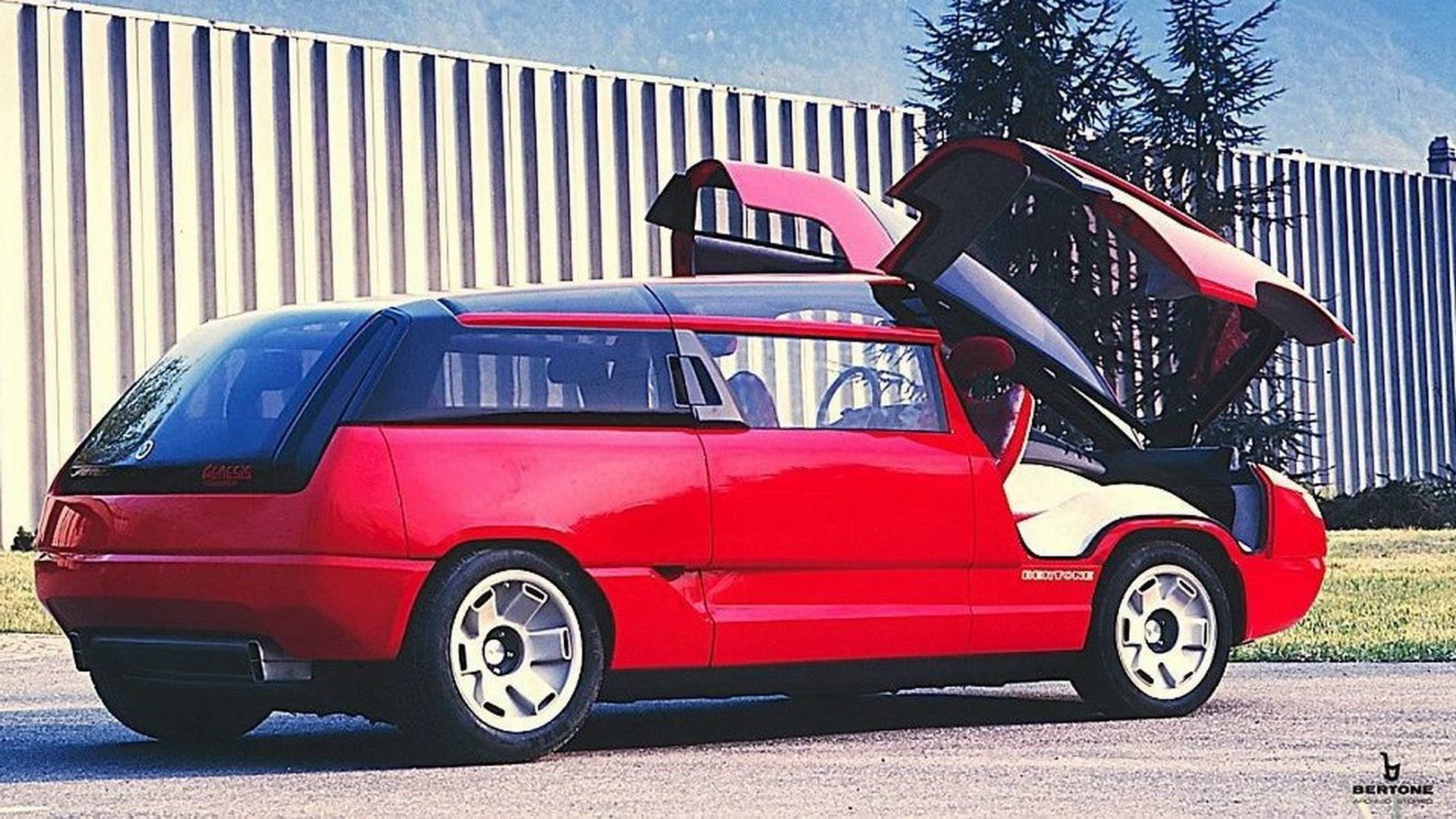 こんなコンセプトカーもあった。カウンタックのエンジンとガルウイングドアを持つミニバン「ベルトーネ・ジェネシス・ランボルギーニ」