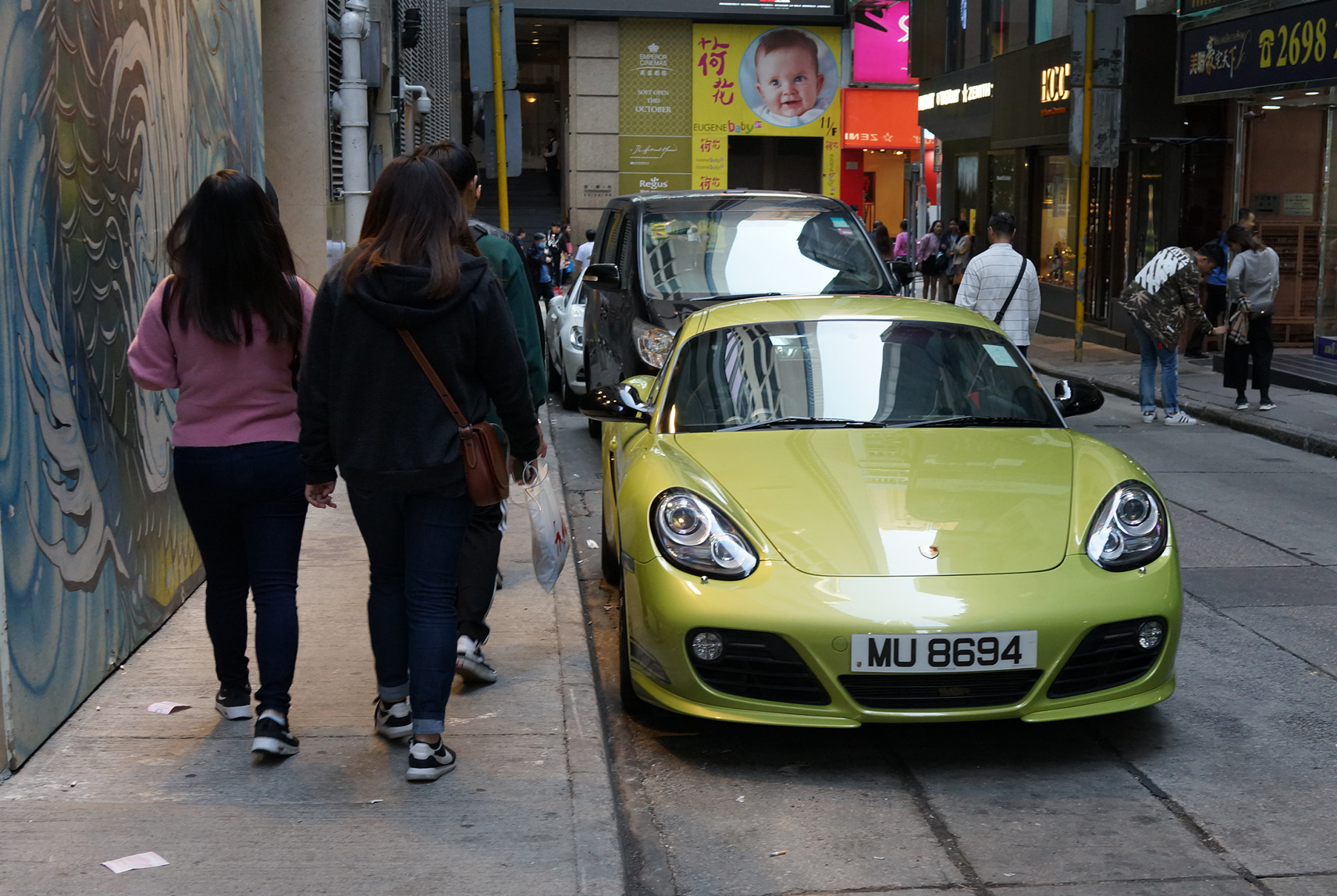 香港自動車事情。ランボルギーニは寒色系、フェラーリは暖色系？