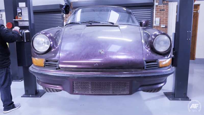 世界に一台の「ウイングレス」ポルシェ911カレラRS 2.7が放置されているのが発見。英国に運ばれレストアされることに