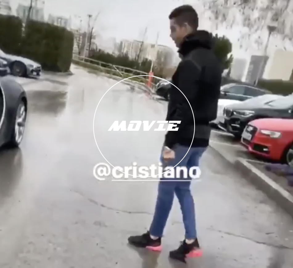 クリスティアーノ・ロナウドが納車されたブガッティ・シロンを披露。サイドには「CR7ロゴ」入り