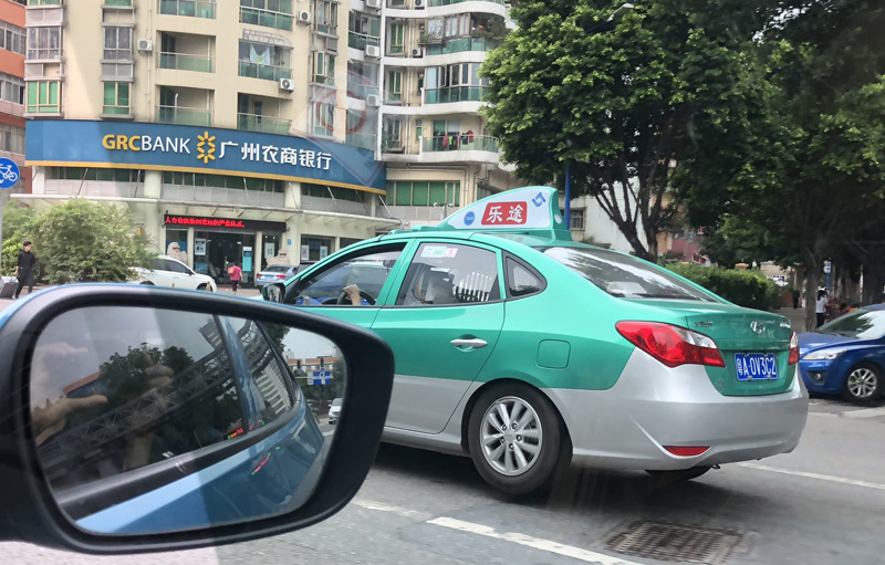中国生産のクルマは全部「漢字」エンブレムだ！「アウディ＝奥迪、ベンツ＝奔驰、VW=大衆」など