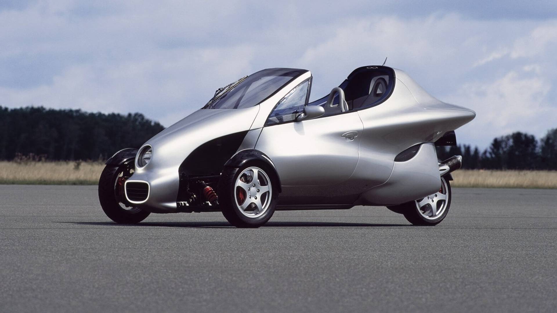こんなコンセプトカーもあった。3輪で車体を傾けて曲がる「F300」。意外やその技術は現代のクルマにも