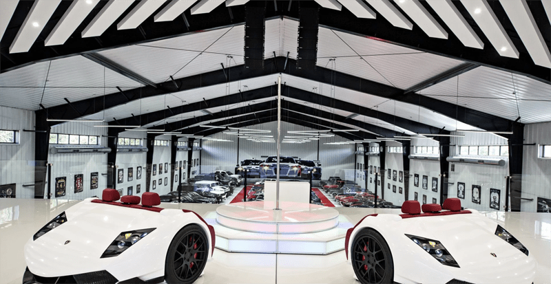 本物のランボルギーニのパーツを使用した車型ソファに新作。セレブっぽいショールームに展示中