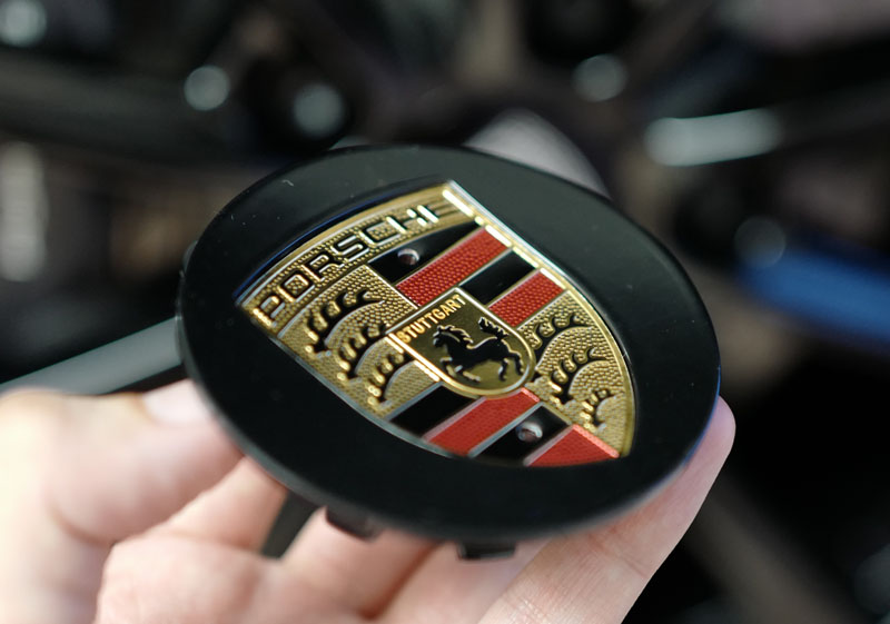 ポルシェ718ケイマンに「カラークレストセンターキャップ」装着！2500円の社外品の実力はいかに！？