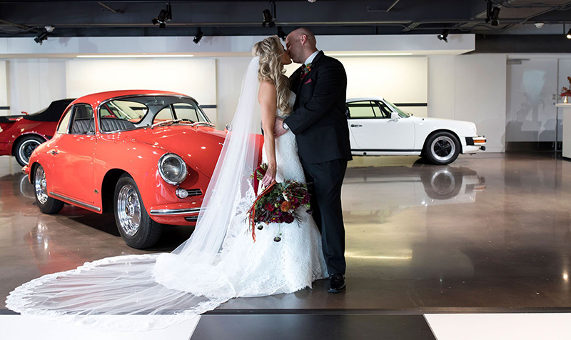 ポルシェ・エクスペリエンスセンターでは挙式も可能！アトランタで結婚式を挙げたカップルが話題に