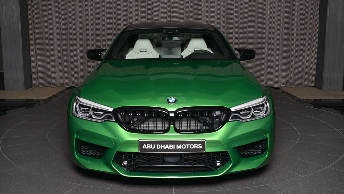 BMWアブダビが「ラリーグリーン」のM5コンペティションを公開。内装は「ホワイト」、アンビエント照明との相性も抜群