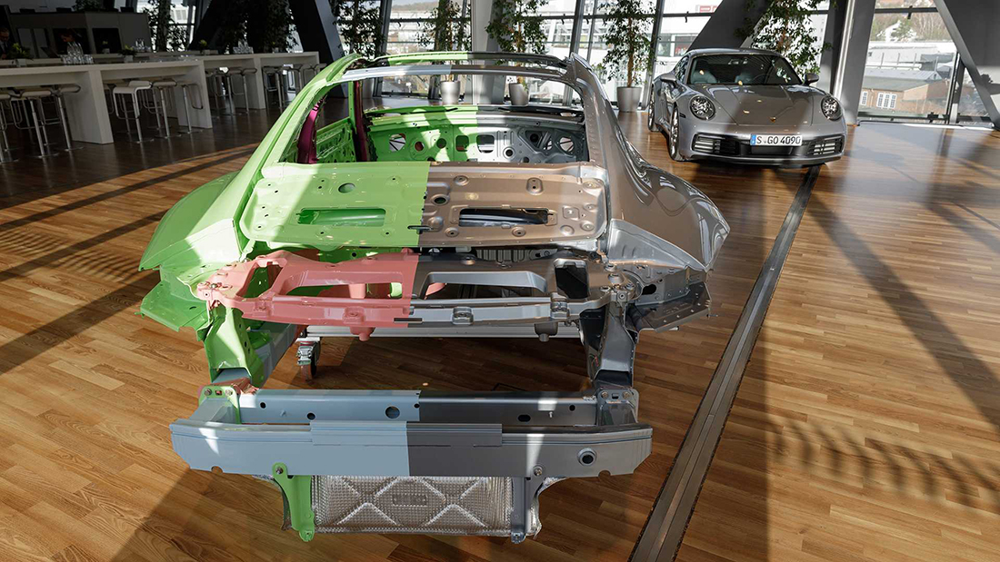 新型ポルシェ911は見えない部分の進化が大きい！「冷却効率14％UP」「ステアリングレシオ11％クイック」「サスペンションは15％ハード」など