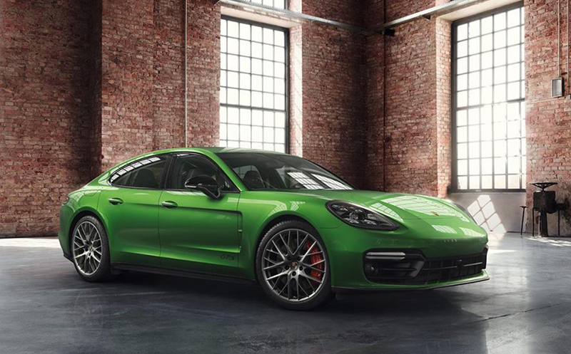 ポルシェが自らカスタムしたパナメーラGTS。マカンに設定された「マンバグリーン」にブラックアクセント