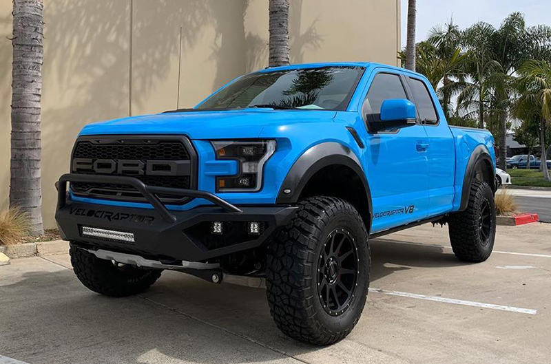 ホブス捜査官専用！フォードF-150ラプター改め「ヴェロキラプトル」登場。身長196センチ、120キロの巨漢でも乗車OK