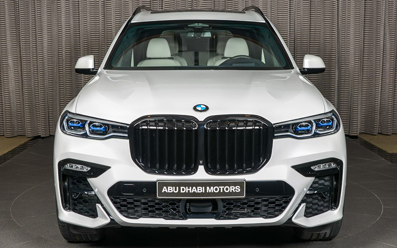 BMWアブダビが「世界初」X7のカスタムを公開！内外装はホワイト、王族気分が味わえる仕様に