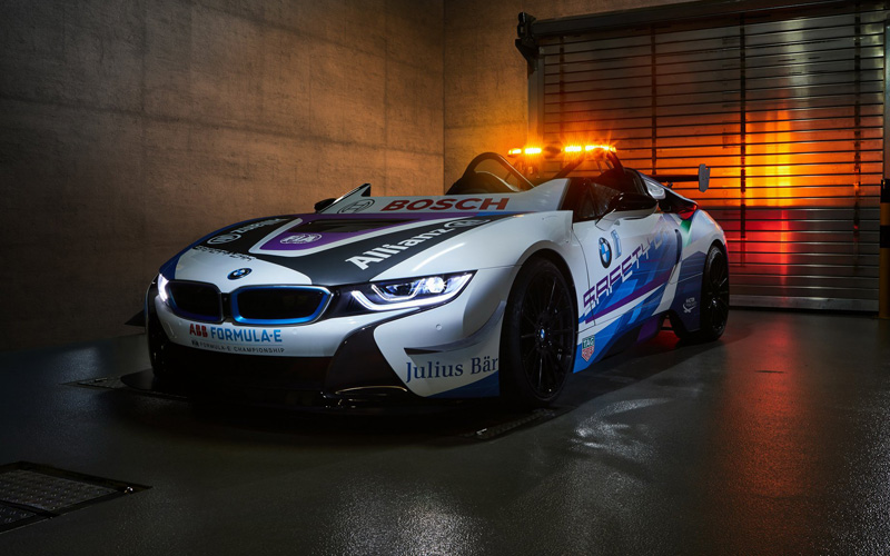 BMWが「世界初」オープン仕様のセーフティカーとしてi8ロードスター投入。しかもウインドウをカットして「スピードスター仕様」にコンバート