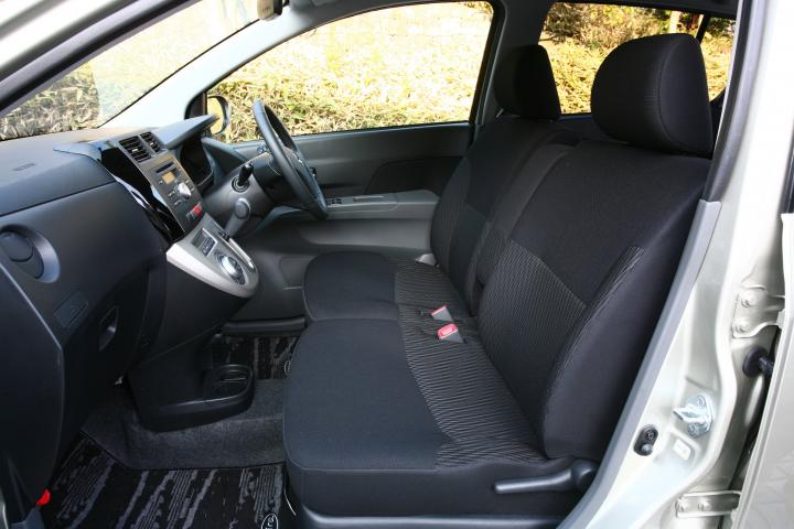 ベンチシートの車は？国産車の普通車や軽自動車で設定がある車種とは？