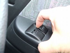 車の窓が閉まらない時の原因や対処方法、応急処置や修理代は？