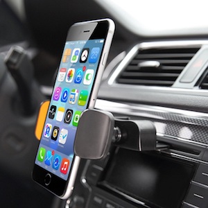 車のスマホホルダーのおすすめは？マグネットやエアコン取り付けが人気？