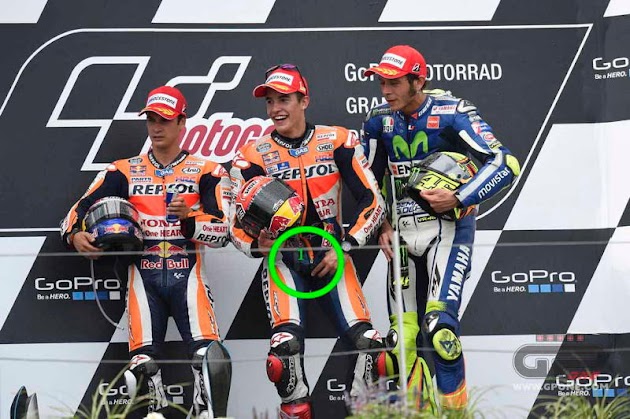 マルケスがスーツの前を開けて取り出したのは…：2015ザクセンリンクGP