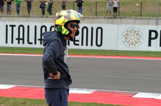 ロッシ、謎のヘルメット姿で観戦：2016 SBK ミザノ