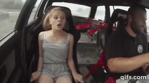 ドリフトするBMWに同乗したキュートな女の子が話題