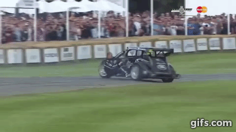 無人でターンする車を操るパフォーマンスが話題。
