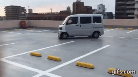 駐車場でドリフトしてるのは、何と軽ワゴンw