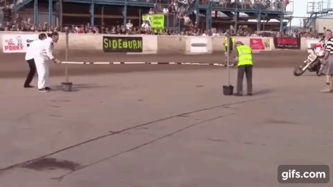 限界に挑戦！オフロードバイクによるリンボーダンスの限界はどこだ？