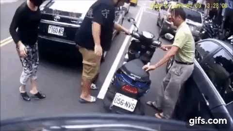 自動車保険はどうなるの？おっさんが、余計なことしてバイク事故を悪化させちゃった・・・