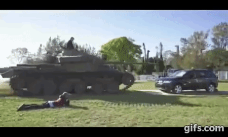 衝撃映像。度重なる故障に苛立った夫婦が戦車で車を破壊！