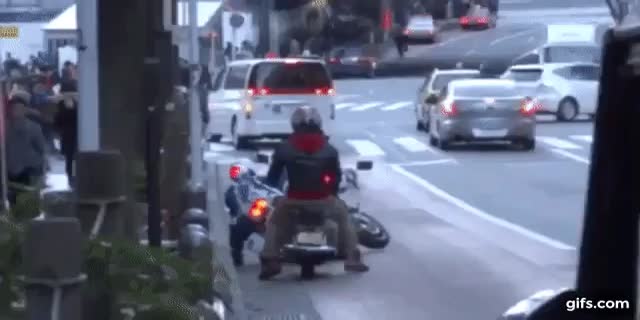 原付を捕まえて意気がってる白バイが転倒。そして白バイを起こせなーいという事態が発生