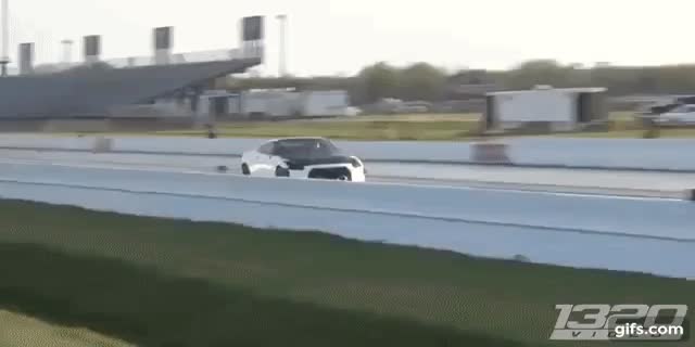ゼロヨンの記録を塗り替えた日産GT-R。タイムは7秒以下の 6.937秒。最高速は315km/hという大記録