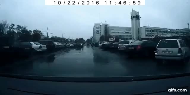 ハプニング映像。バックモニターを過信するとこうなる？！