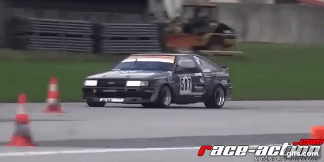 自動車のスラロームレースをご存知でしょうか。AE86も登場するスイス・スラローム