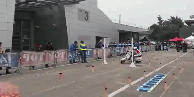 ジムカーナに挑戦するスクーターのテクニックが凄すぎる！スクーターってやっぱり凄い