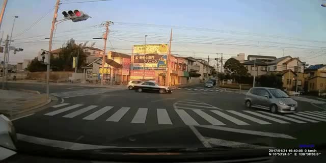 【閲覧注意】全く前を見てないパトカーが追突する瞬間。ネットでは事故じゃない所で炎上