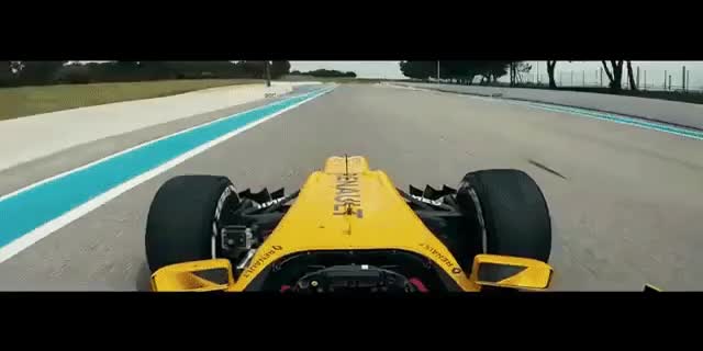 ルノーのF1マシンでサーキットを激走するのは、79歳の女性ドライバー？！