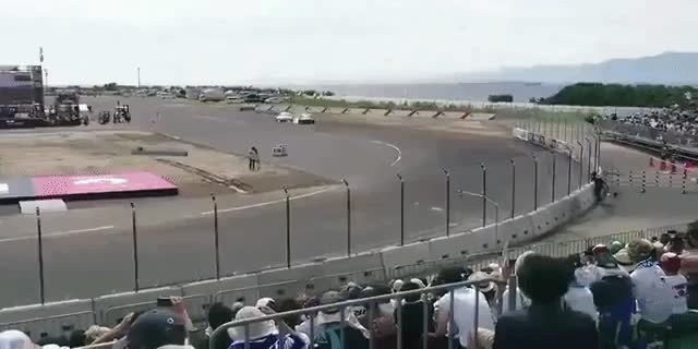 【衝撃映像】D１ドリフト追走中に大ジャンプするGTR（川畑選手）