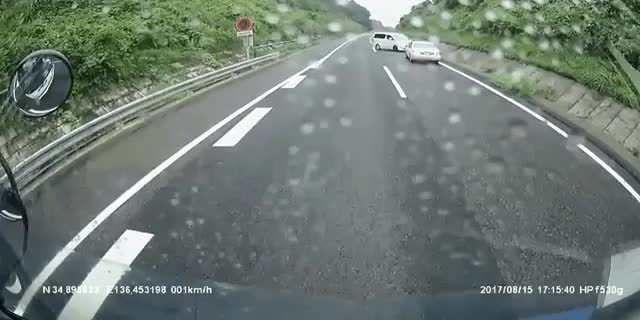 【衝撃映像】高速道路でマジヤバすぎる逆走を始めるアルファード現る！