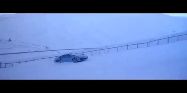 580馬力のポルシェ 911 ターボで雪の斜面を駆け上がれるのか？