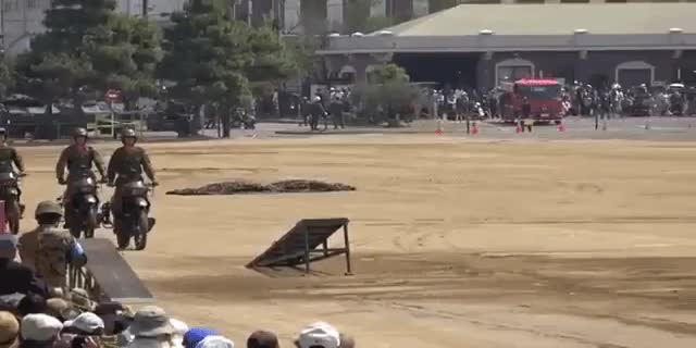 自衛隊のバイク隊が見せるオートバイドリルが神業【動画】