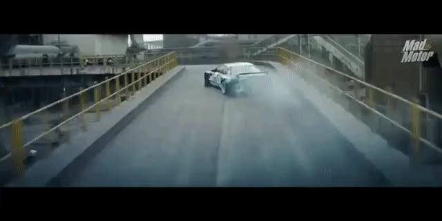 R32スカイラインでドリフトパフォーマンスを披露するのは美人ドライバー【動画】