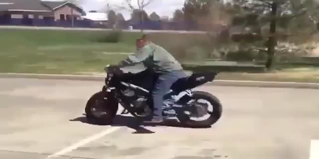そんなに簡単じゃないバーンアウトのバイクでのやり方 バーンアウトで失敗するとこうなる 乗り物バズ動画